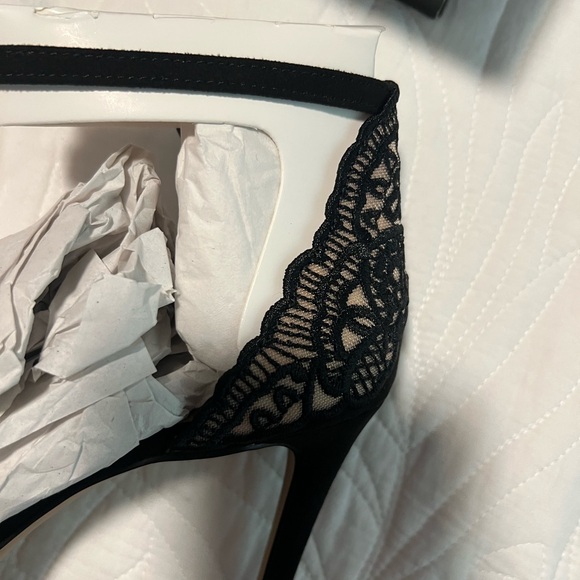 Elegant Black Lace Women's Shoes. The detail is so beautiful. 3-1/2” heel. - Picture 4 of 6